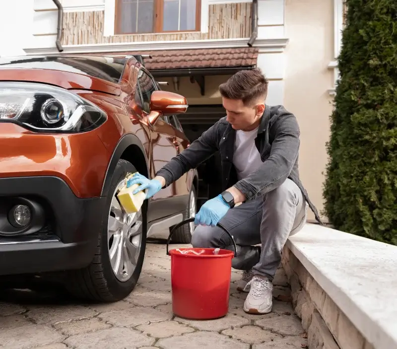 Lavage auto à domicile Oreilla : professionnel intervenant sur un véhicule